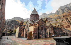 Historische Kirche in Armenien in einer kargen, jedoch sehr schnen Gebirgslandschaft