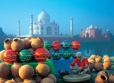 Indien Tadsch Mahal im Hintergrund, vorne Tpferwaren
