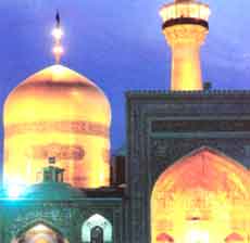 Eine Nachtaufnahme einer Moschee in Isfahan bei Nacht und beleuchteten Torbogen und Trmen