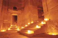 Petra bei Nacht, das Portal erleutet mit Kerzen