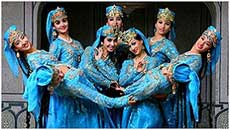 Tnzerinnen in usbekischen Kostmen