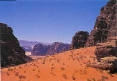 Blick von einer Hochebende des Wadi Rum ber ein weites Tal