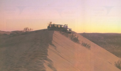 Ein Geländewagen parkt auf der Spitze eine Düne zum Genießen der Aussicht