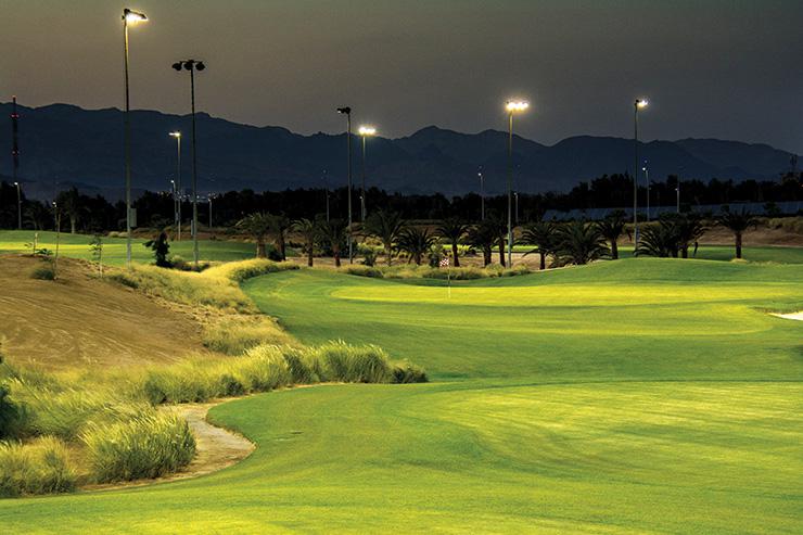 Der neue Golfplatz Ayla in Aqaba bei Nacht