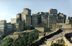 Die Bergstadt Al Hajjarah aus der Ferne