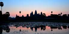 Tempelanlage in Laos im Sonnenuntergang abgelichtet. Ein wundervolles Farbenspiel von Rose bis Trkis