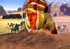 Symbolbild von Lawrence von Arabien, im Hintergrund eine Wüstenlandschaft mit Kamelreitern