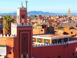 Blick über die bunte Stadt Marakesch in Marokko