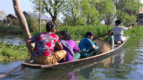 Myanmar ein Boot mit Familie auf einem Fluss