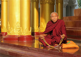 Myanmar Mönch sitzt in einer Pagode