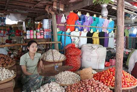 Myanmar, Marktstand mit Frchten, Gebck und Nssen