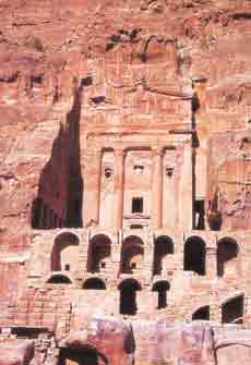 Das Schatzhaus zu Petra bei Tageslicht, sehr monumental und beeindruckend