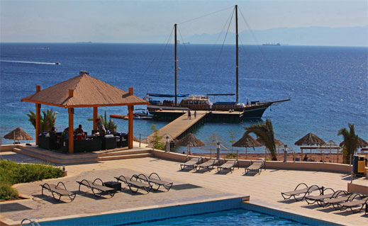 Sindbad Yacht Club, Ansicht von Pool und Anlegestelle mit Blick auf das offene Meer